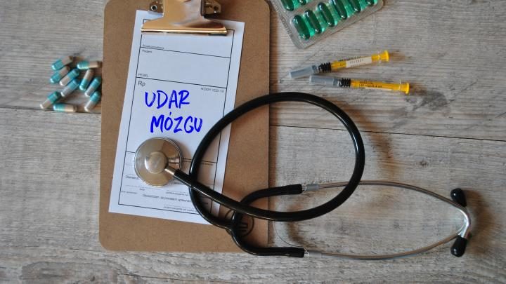 Sztuczna inteligencja radzi leczyć udar kannabidiolem