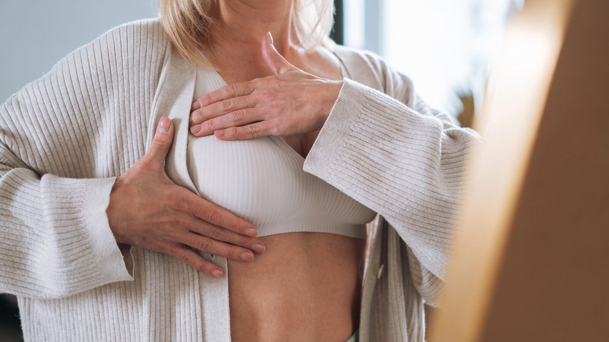 Cancer du sein : ces signes méconnus qui doivent alerter les femmes... Et notamment les jeunes