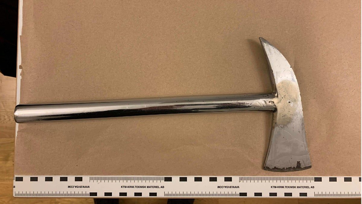 Krossade entrén på stadshuset med yxa – ville bli skjuten av polisen