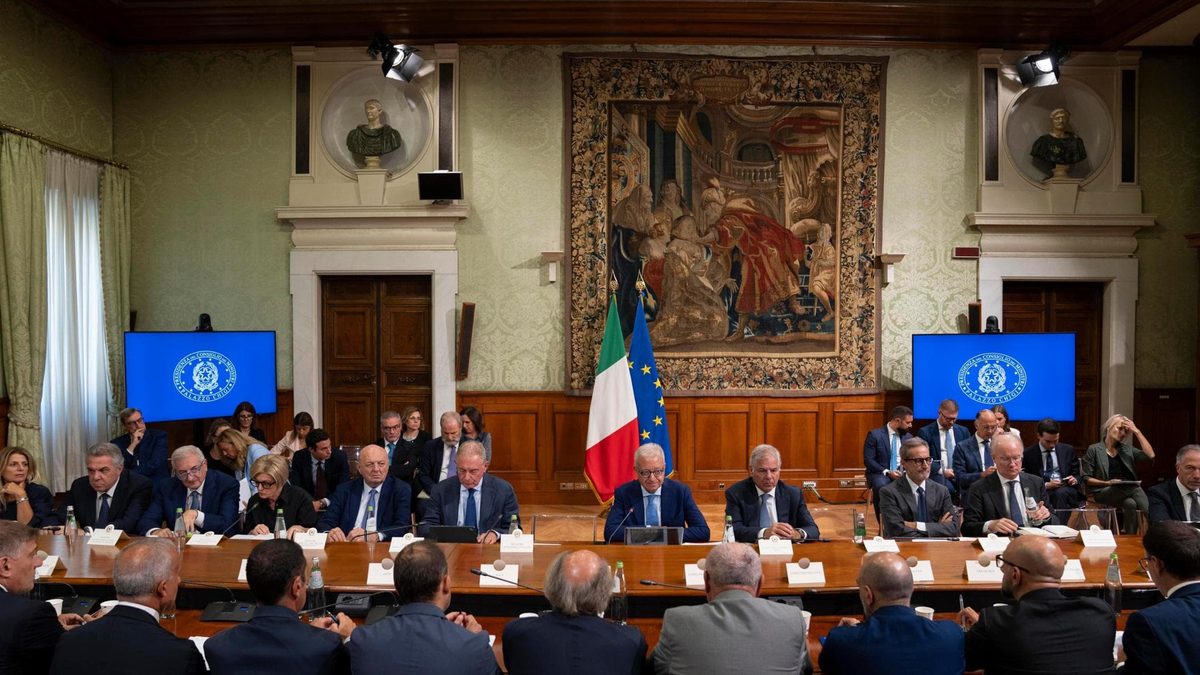 Ex Ilva, il governo valuta una partecipazione nella società. Mantovano: “Servono un paio di mesi”