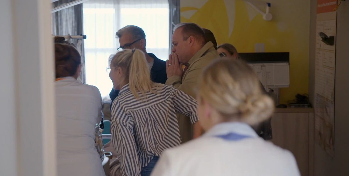 Frans Bauer in tranen na vroeggeboorte kleinkind in reallifesoap