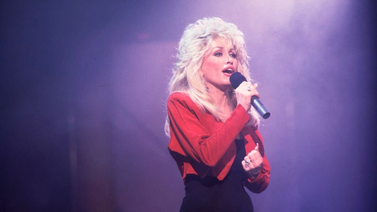 Dolly Parton’s Sister Asks People to Stop Posting AI Slop of the Legendary Singer