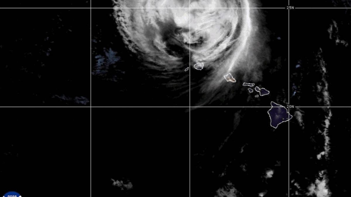 Hawaii's western islands hit by fierce winds and heavy rain from Hurricane Lowell
