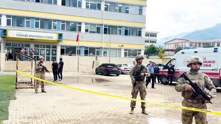Mehmet Öğretmen’e yeğen kurşunu… Okul bahçesinde dehşet
