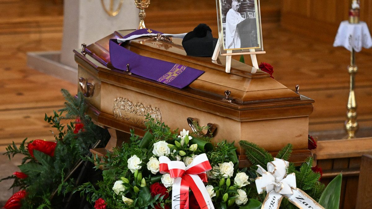 Tłumy żegnają ks. Zbojnowicza. Duchowny to ofiara ataku nożownika w Jarosławiu