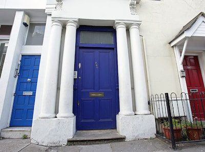La célèbre maison à la porte bleue de “Notting Hill” est à vendre: voici la coquette somme demandée