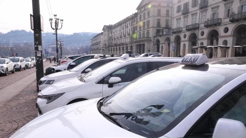Carburanti, sale la protesta dai tassisti ai camionisti: “Sconti per noi o scioperiamo”