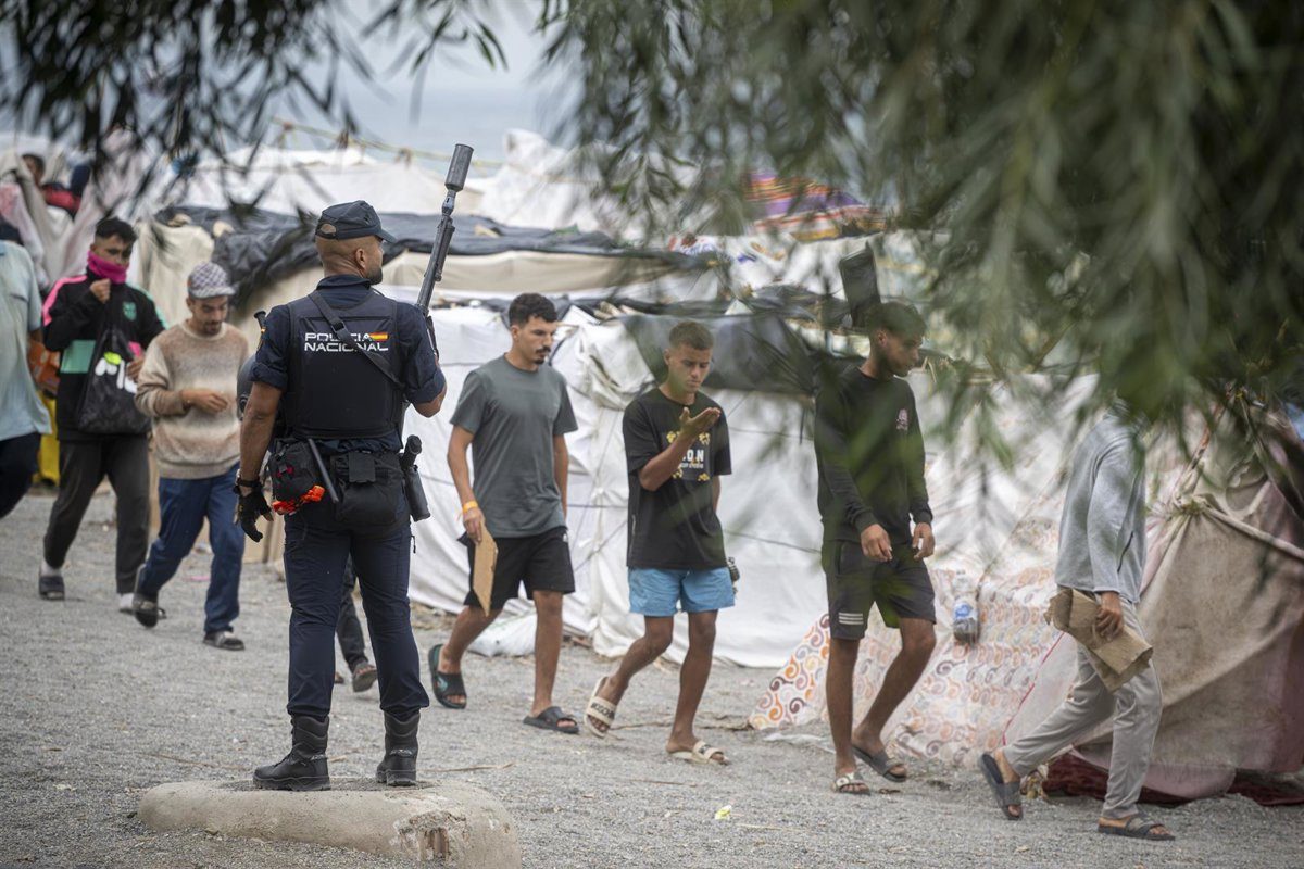 Decenas de migrantes de playa Benítez en Ceuta, desalojados hoy, deciden retornar voluntariamente a Marruecos