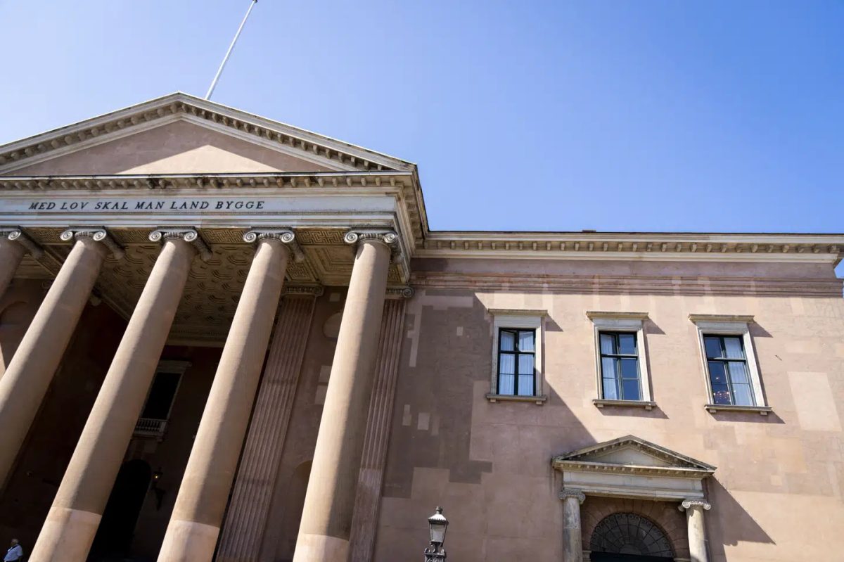Tre tidligere dømte tiltalt for indbrud hos bryllupsgæster