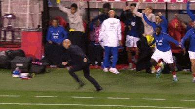 Zidane gaat helemaal uit zijn dak na winnende goal: ‘Pas op hoor, de volgende keer verrek je een spier’