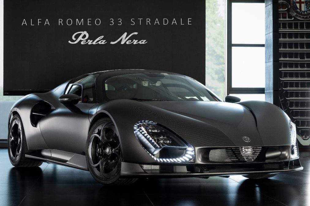 Alfa Romeo svela la 33 Stradale Perla Nera, opera d’arte dark senza eguali