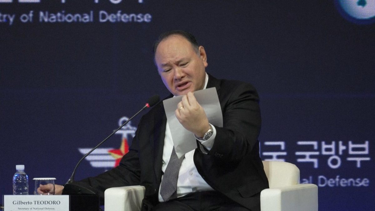 Philippine defence chief calls out China over note handed to him mid-panel