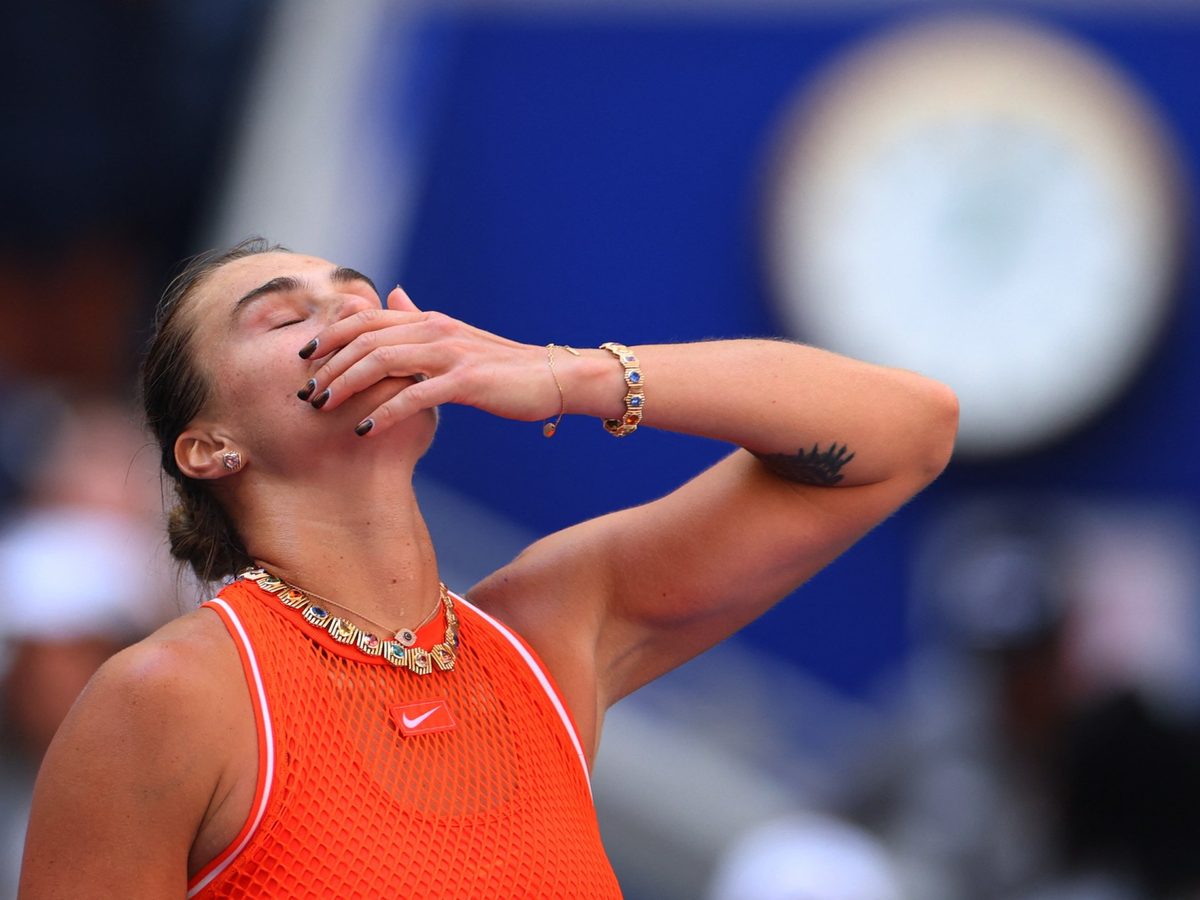 Sabalenka holds off Noskova to keep US Open three-peat bid alive