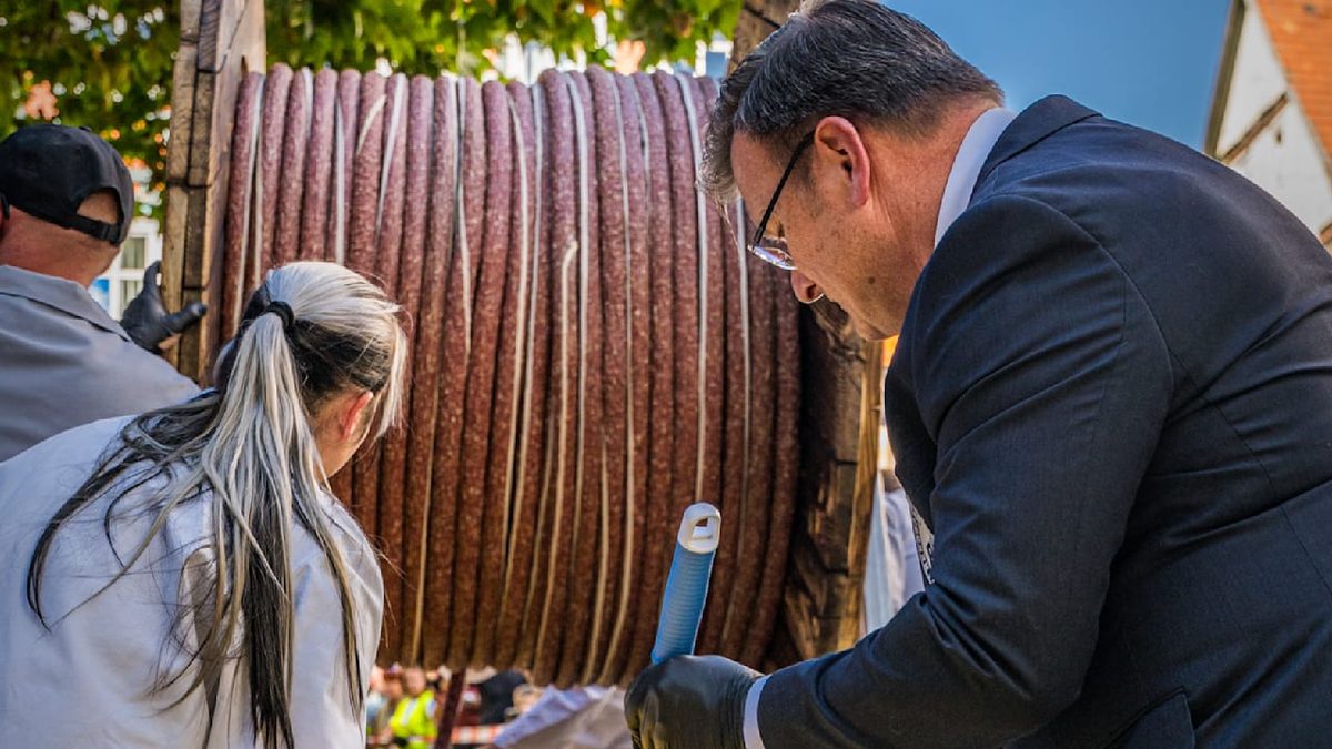 Länger als ein Fußballfeld - Riesige Wurst stellt Rekord auf