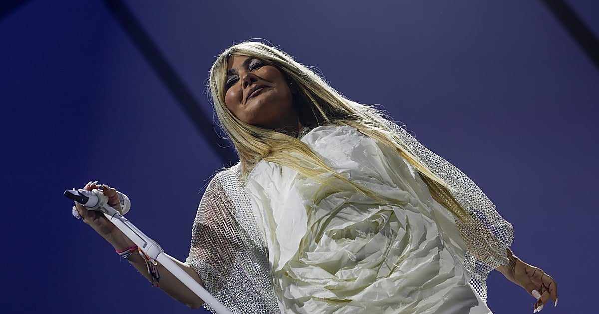 Los vestidos de «rosas» con los que Amaia Montero sorprende en sus conciertos de La Oreja de Van Gogh
