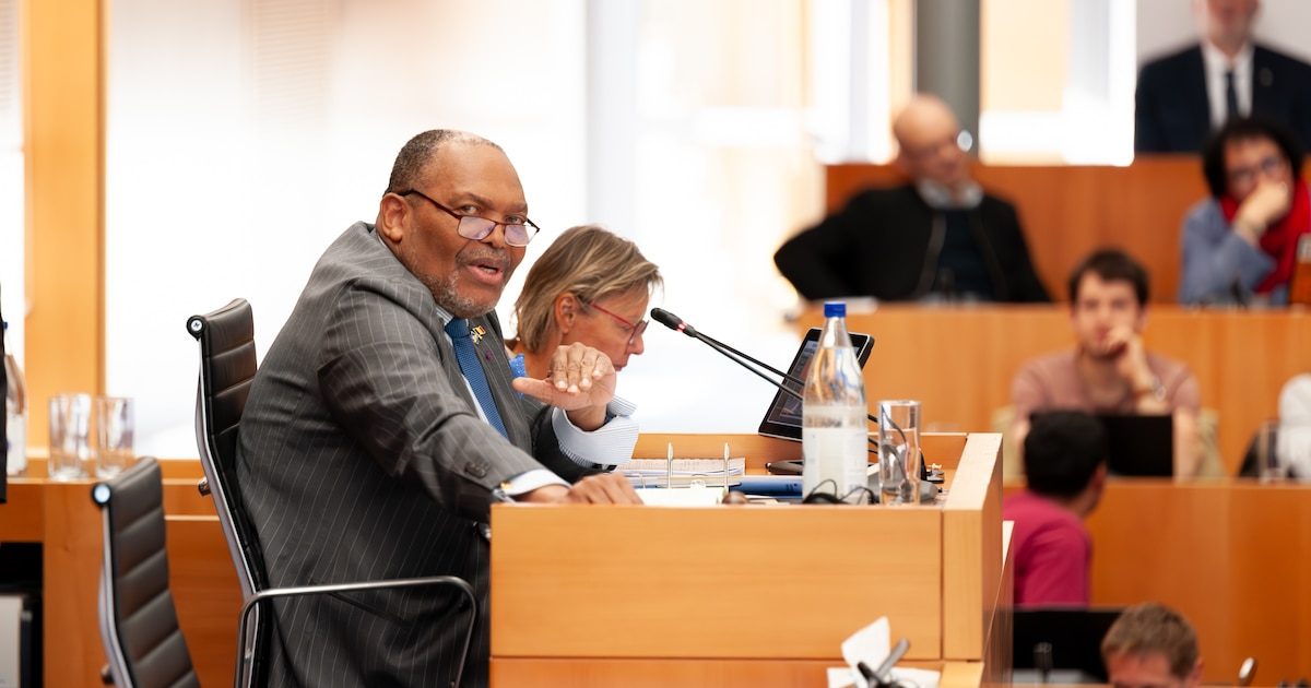 Le Parlement bruxellois se contente d’un rappel des règles dans "l'affaire Moinil": "La conclusion est qu’on ne peut pa…