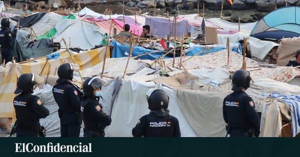 La Policía inicia el traslado de centenares de migrantes de la playa de Benítez hacia el CATE de Ceuta