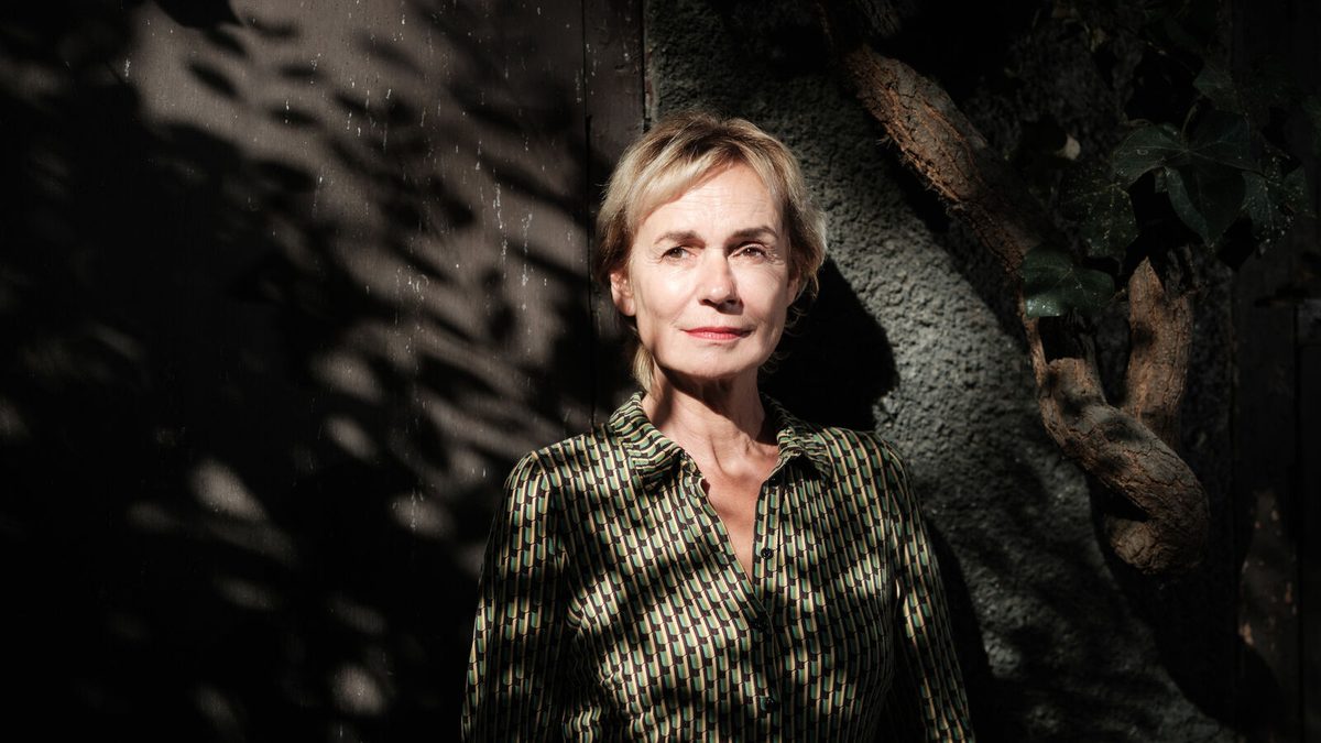 « Un jour, je donnerai son nom » : victime de violences conjugales, Sandrine Bonnaire s’engage dans « le Monde à l’endr…