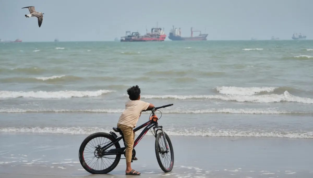 Oil prices ease slightly as Saudi pipeline reopens
