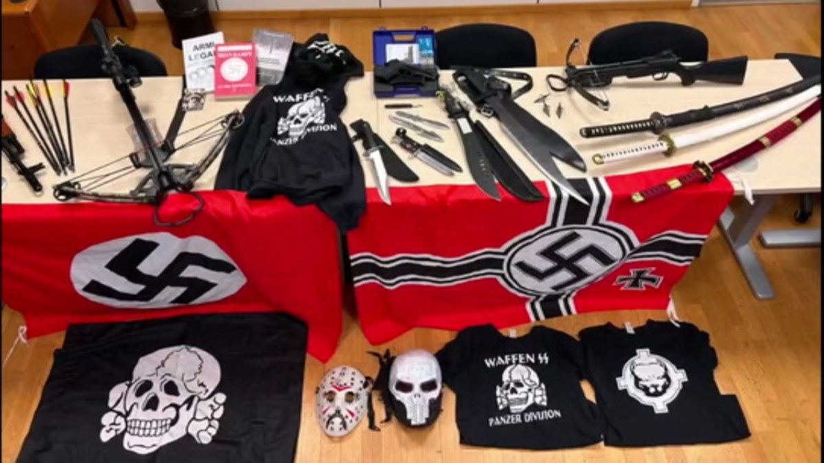Vessilli neonazisti e suprematisti, armi bianche e manuali per la fabbricazione di ordigni artigianali: arrestato 17enn…