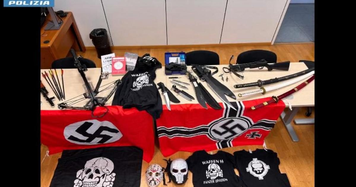 Maschere, svastiche, katane a manuali per costruire ordigni: arrestato un 17enne