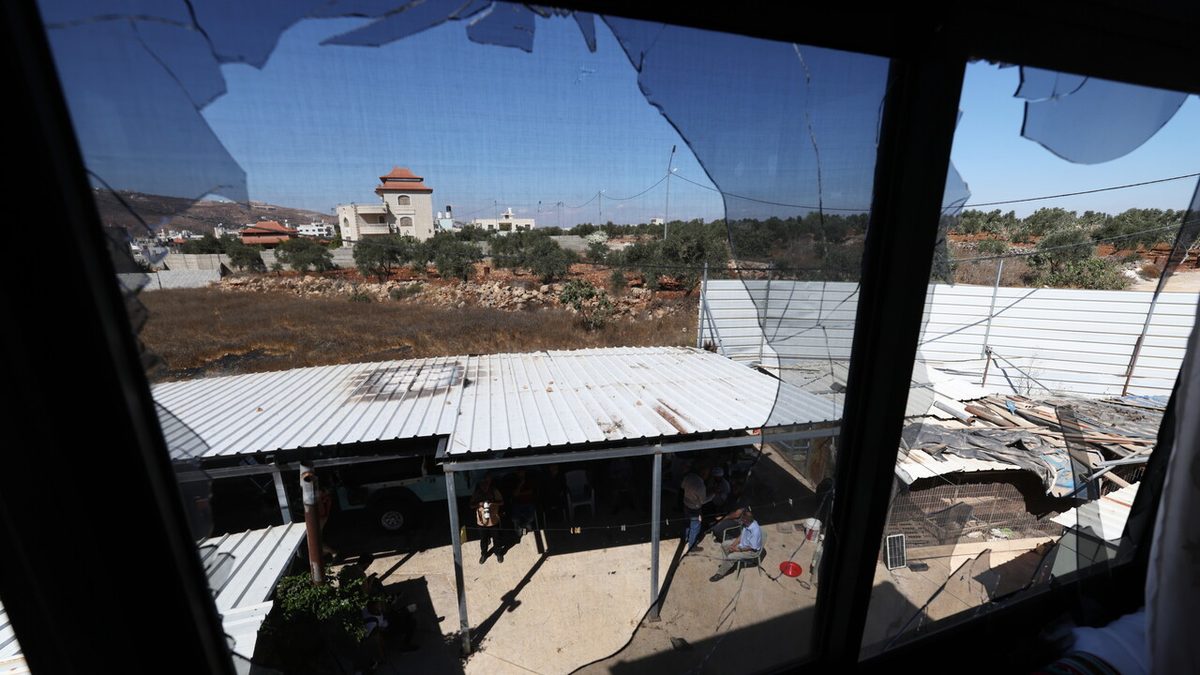 Nella notte incursione di oltre 100 coloni in Cisgiordania. Incendiata la casa di una famiglia palestinese