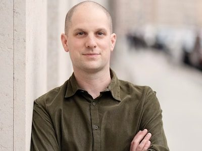 Journalist Evan Gershkovich over 16 maanden in Russische cel: ‘Derk Sauer bleef me schrijven’