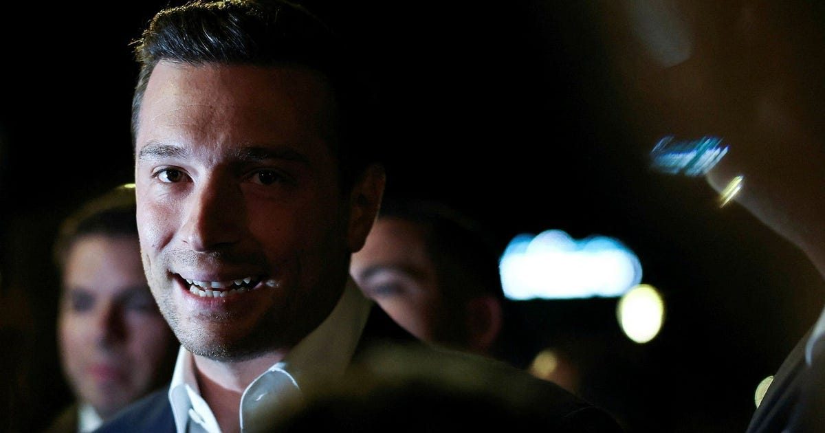 Partiledaren pressas av uppgifter om grov antisemitism