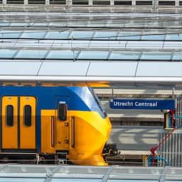 Vier stations ontruimd vanwege achtergelaten tassen, vijf arrestaties