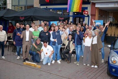 Eerste Nationale Cafédag afgetrapt in stampvol café Bij De Waerd in Genk: volg de festiviteiten hier mee van aan de kus…