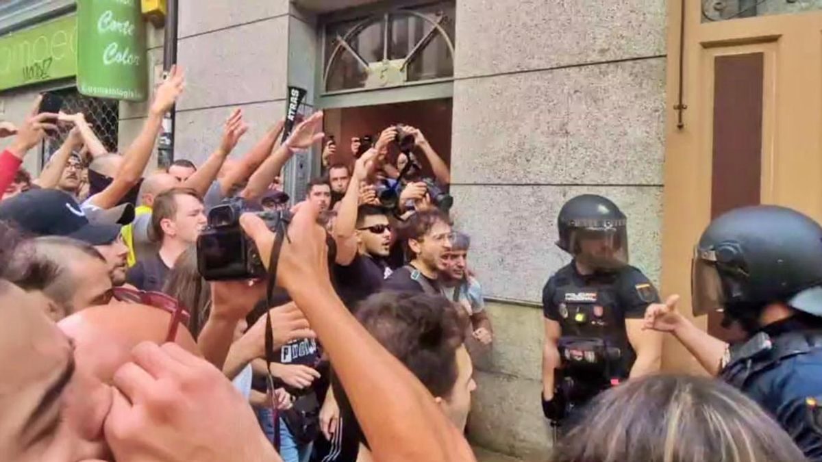 Decenas de activistas y el 'efecto Maricarmen' salvan a otra vecina de un desahucio junto a la acampada de Sol