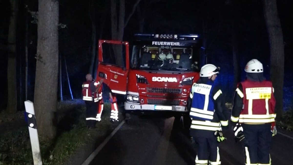 Bei Übungsfahrt in Niedersachsen - Feuerwehr crasht neues 500.000-Euro-Löschfahrzeug