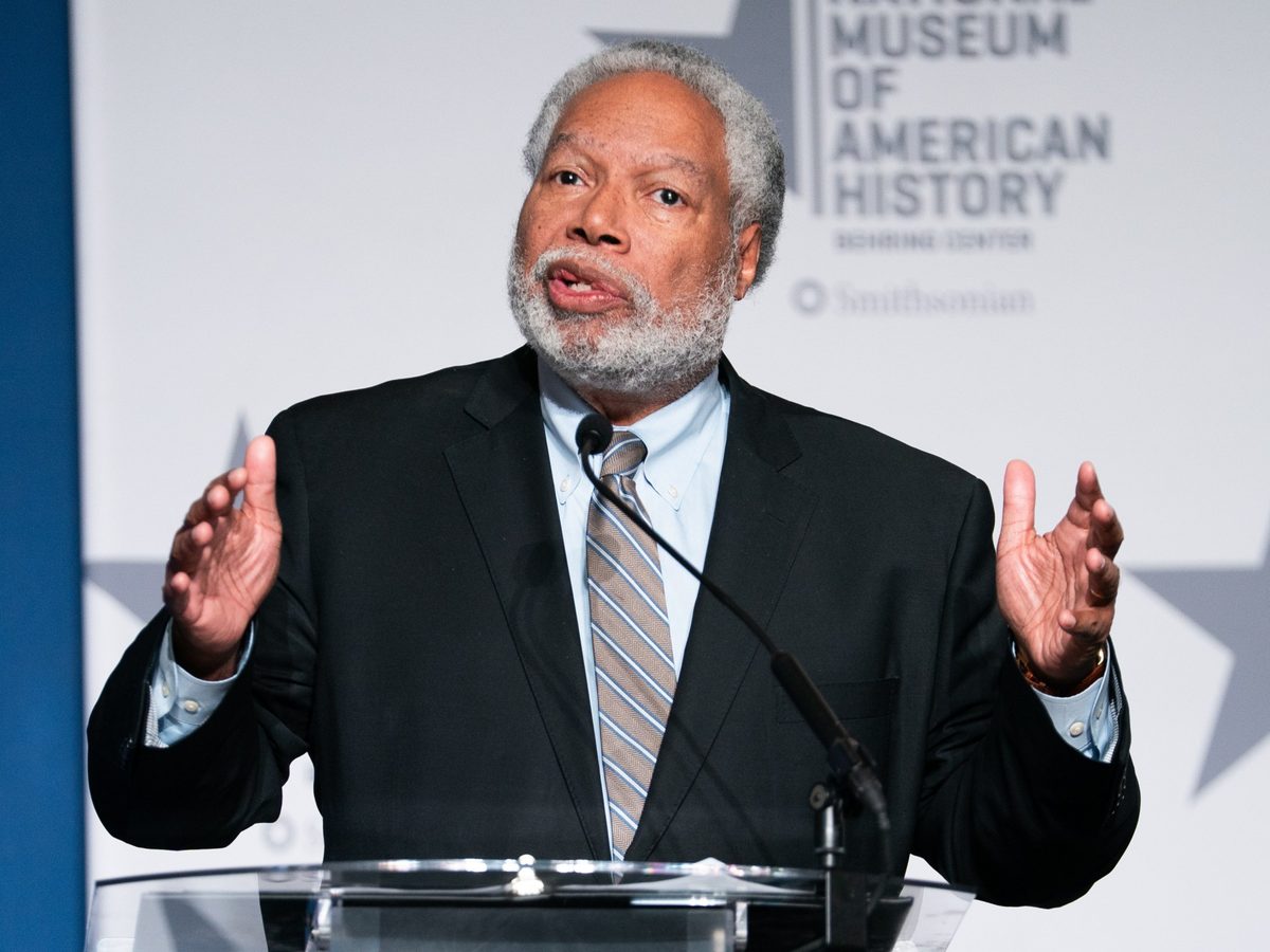 Head of Smithsonian museums announces he will be stepping down