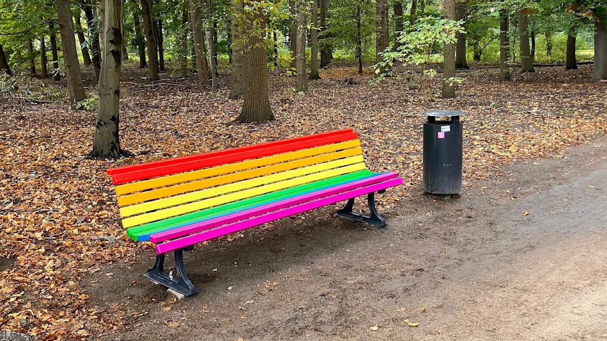 Regenbogenbank im Berliner Tiergarten zum dritten Mal beschädigt