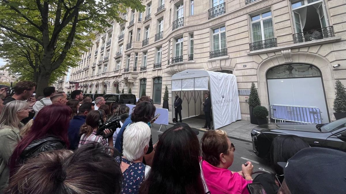 "Ça n'a pas duré longtemps, mais c'était extraordinaire" : avec les fans de Céline Dion, prêts à attendre des heures po…
