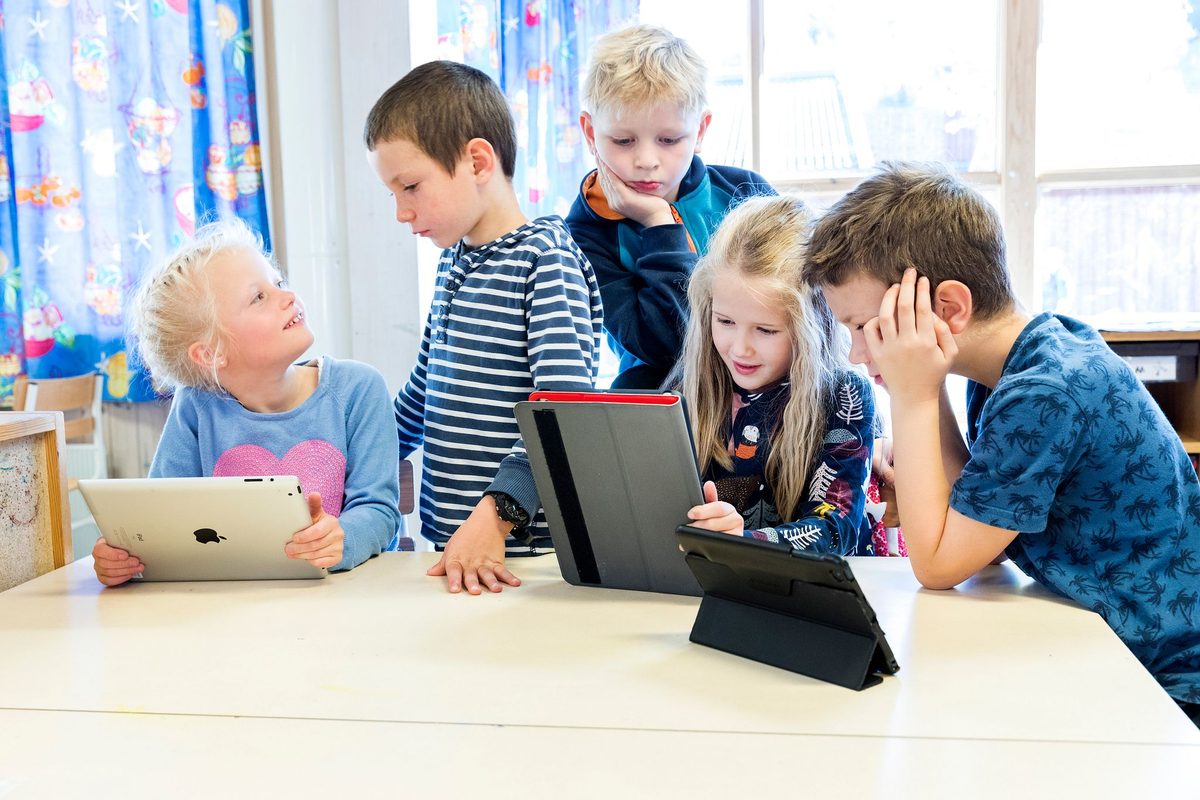 La oss gjerne diskutere skjermbruk i skolen. Men det er også en annen virkelighet vi må våge å snakke om.