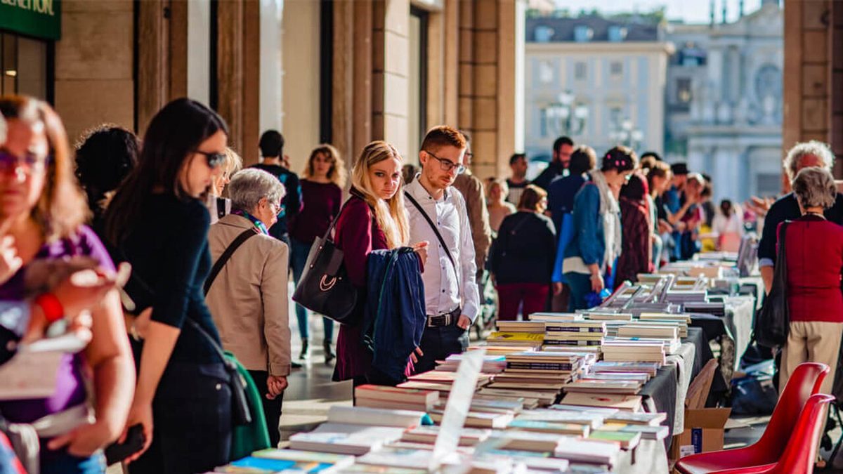 Torna Portici di Carta, Torino si trasforma in una grande libreria a cielo aperto