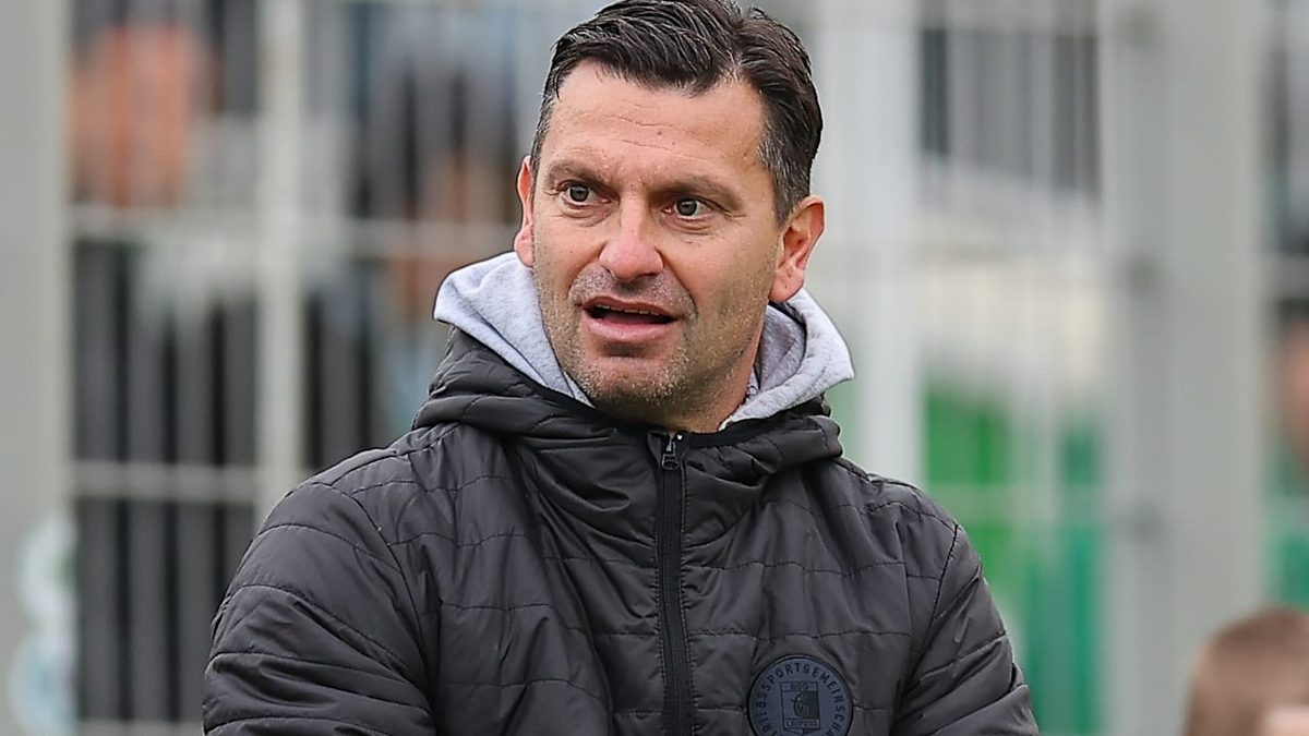 Nach Entfristungsklage - Traditionsklub einigt sich mit gefeuertem Trainer