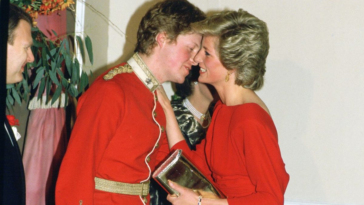 Diana Spencer: dai pensieri suicidi al «premio di consolazione» di Elisabetta dopo il funerale, ecco le 7 rivelazioni p…
