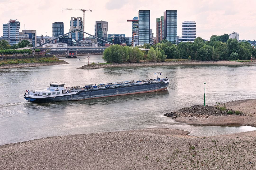 Lasteskip med Mercedes-Benz-biler har gått på grunn i Düsseldorf