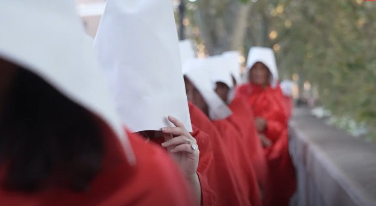Aborto libero e sicuro, le attiviste come le ancelle di Margaret Atwood: “Consultori chiusi e più obiettori, la situazi…