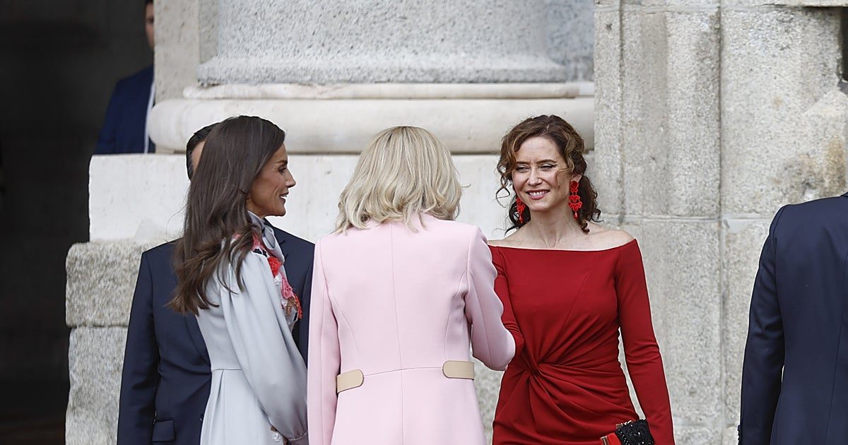 Isabel Díaz Ayuso se lleva todo el protagonismo con su look rojo para recibir al matrimonio Macron