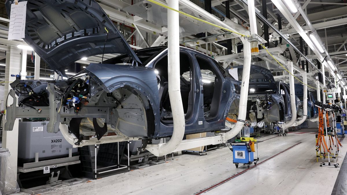 Un manque de batteries et une "nouvelle 308 qui ne se vend pas bien": Stellantis va arrêter pendant "une à deux semaine…