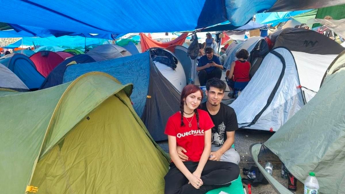 La acampada de Sol, en vilo ante el detalle del decreto y la amenaza de Ayuso: "Si nos echan, volveremos"