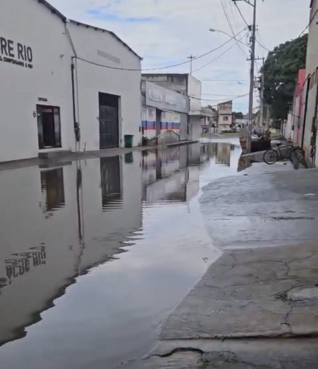 Chuva intensa provoca pontos de alagamento em Cabo Frio, no RJ