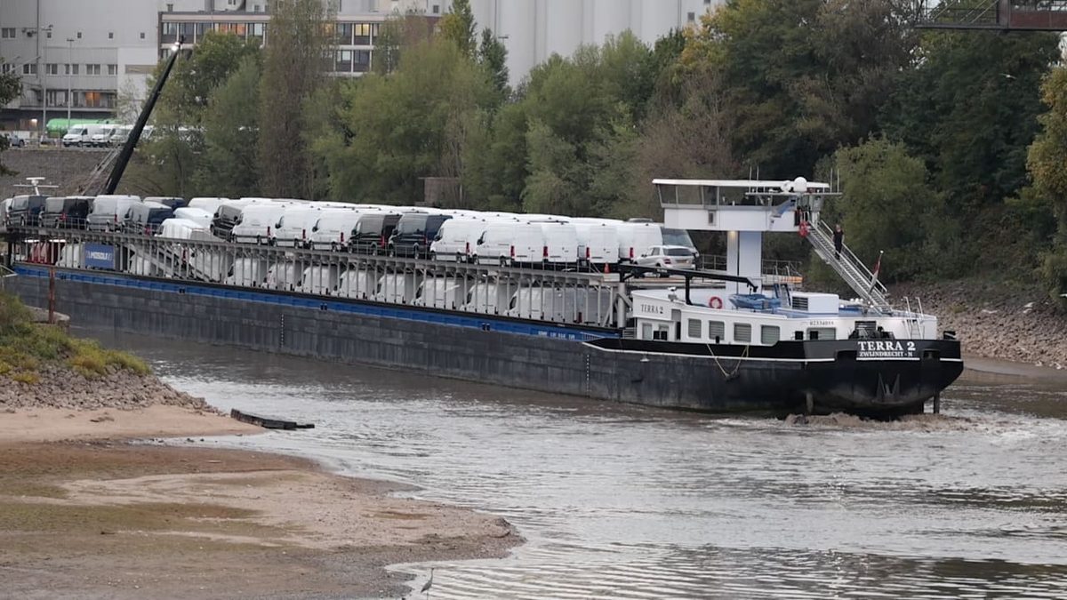 Niedrigwasser am Rhein - Frachter sitzt in Düsseldorf fest