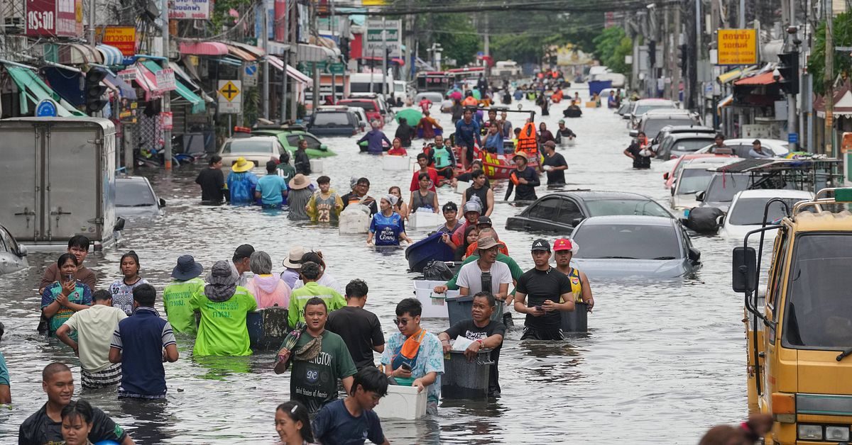 Över 20 döda i vattenmassorna i Bangkok
