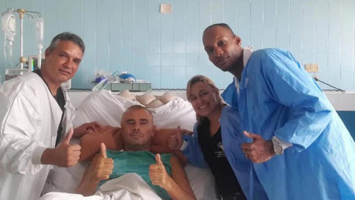 Di Battista posta una foto con i medici di Cuba: “Mi hanno salvato la vita, gli Usa come mafiosi”