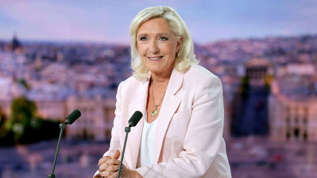 La Francia ribolle e Marine Le Pen sbaraglia gli avversari nei sondaggi per le Presidenziali. Ma scoppia il caso “Barde…
