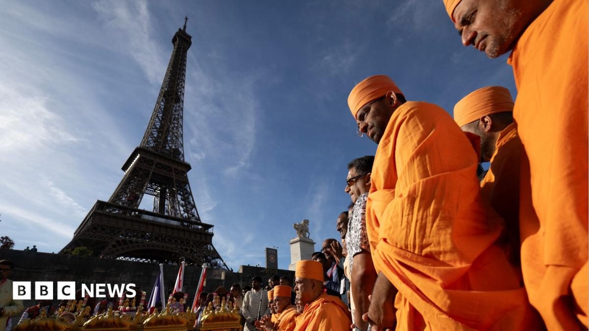 Eiffel Tower chief to quit after female staff replaced by men during religious visit